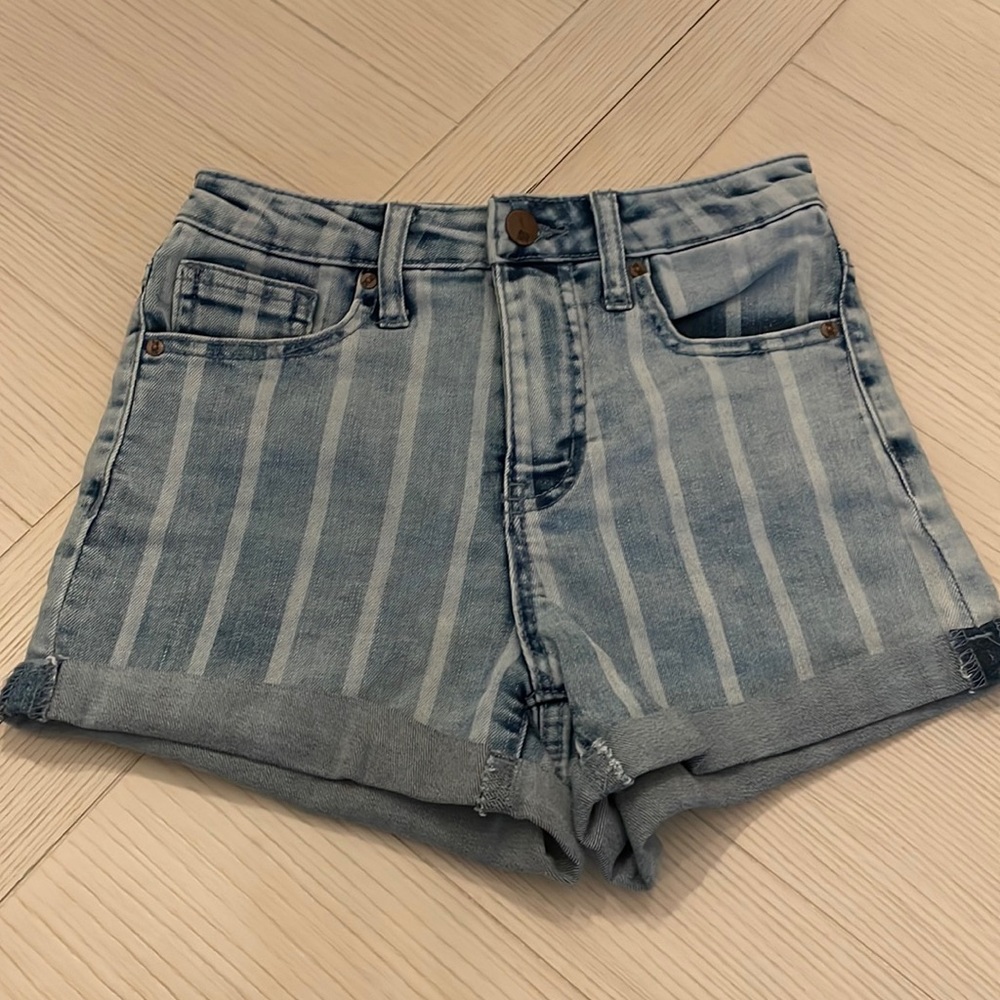 RSQ high rise cuff Jean shorts size 00/w23. EUC